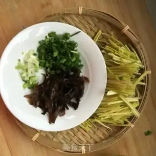 Make The yellow egg noodles step 1
