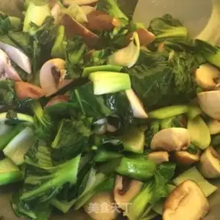 Make Twin mushrooms and green vegetables step 2