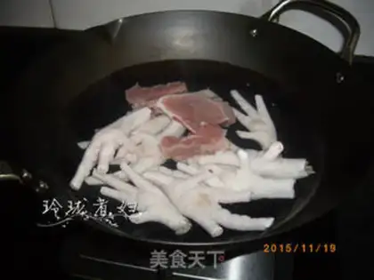 Make Chicken foot corn carrot soup step 0