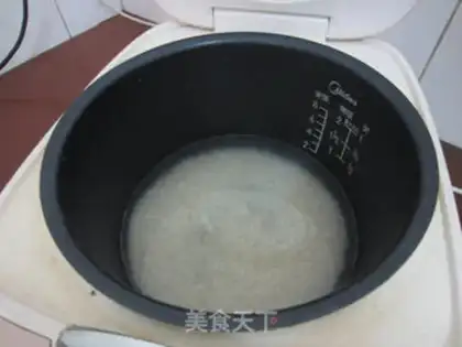 Make Onion sausage egg rice step 1