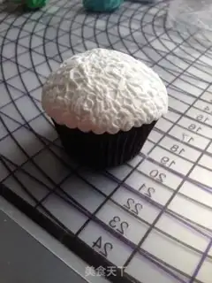 Make Rolling sugar cupcakes step 3
