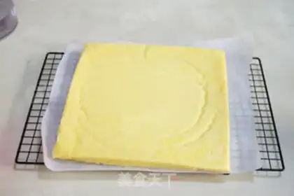 Make A cake roll of Junping in the field step 8