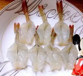 Make Gold and silver garlic fans steam shrimp step 2
