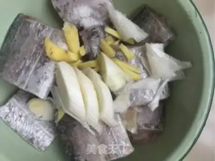 Make Red-fried fish step 1
