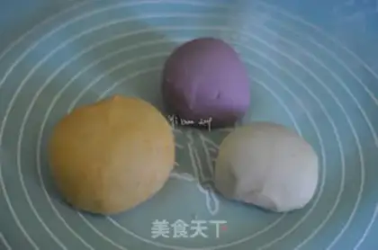 Make Three-coloured rolls step 0