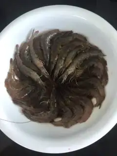 Make Garlic fan shrimp step 1