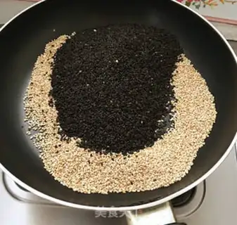 Make Sesame peanut sugar step 1