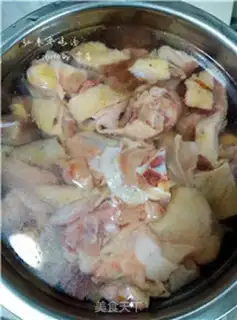 Make Chicken soup with red dates step 1