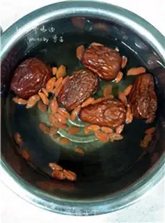 Make Chicken soup with red dates step 2