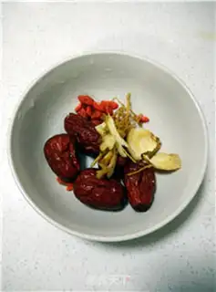 Make Chicken soup with red dates step 4