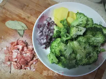 Make Bacon broccoli cream soup step 0