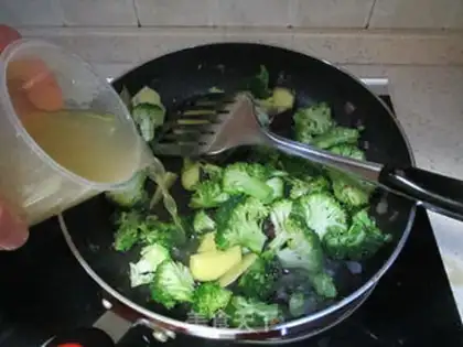 Make Bacon broccoli cream soup step 4