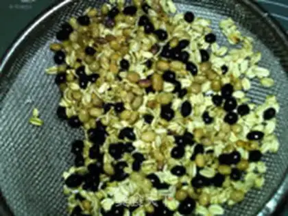 Make oatmeal black soybean step 1