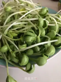 Make Quite the green bean sprouts step 0
