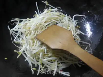 Make Cream eggs fried green bean sprouts step 4
