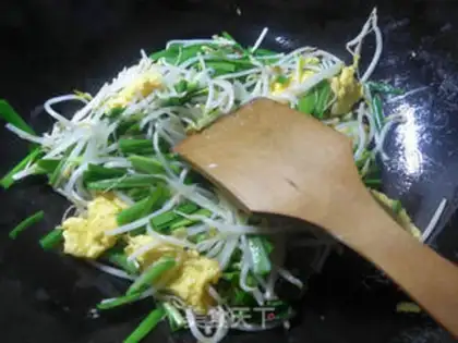 Make Cream eggs fried green bean sprouts step 5