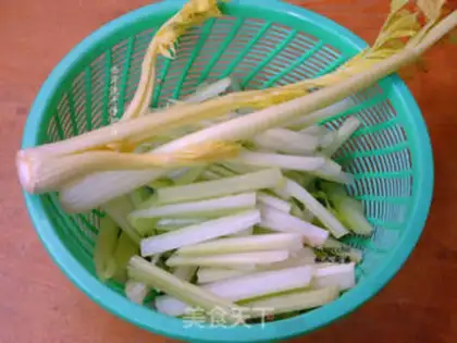 Make Celery with thin meat step 1