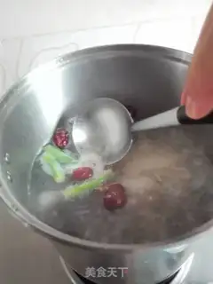 Make Chicken soup with red dates step 5