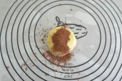 Make Silly little lion cookies step 3