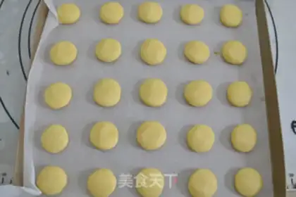 Make Silly little lion cookies step 4