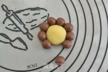 Make Silly little lion cookies step 5