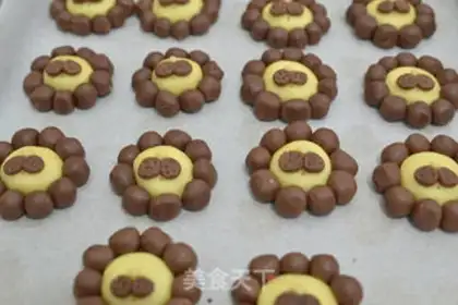 Make Silly little lion cookies step 6