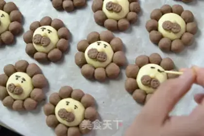 Make Silly little lion cookies step 7