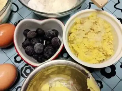 Make Blueberries with black cracks step 1