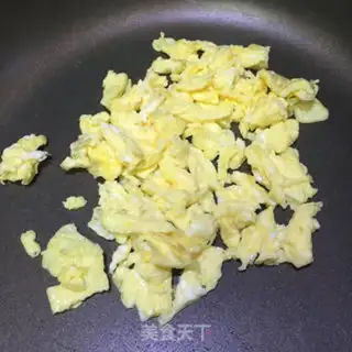 Make Rice fried with cranberry eggs step 1