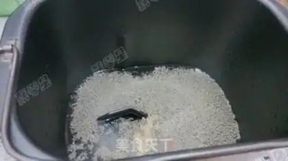 Make Sesame sugar triangles step 1