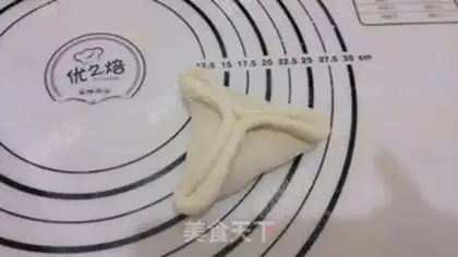 Make Sesame sugar triangles step 12