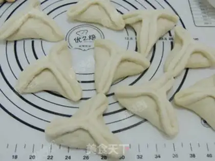 Make Sesame sugar triangles step 13