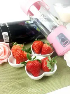 Make Strawberry milk juice step 0