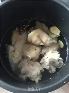 Make Spicy roasted pig hoof step 2