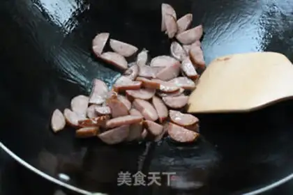 Make Red intestinal fried bean petals step 4