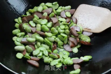 Make Red intestinal fried bean petals step 5