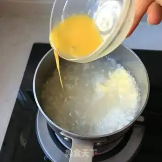 Make Soup of wine and eggs step 4