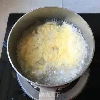 Make Soup of wine and eggs step 5