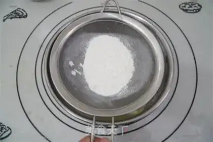 Make Christmas strawberry roll step 2