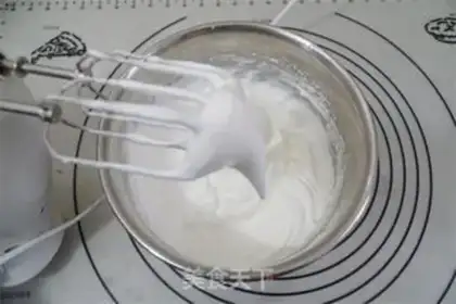 Make Christmas strawberry roll step 3