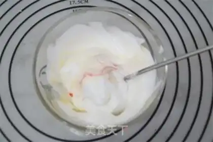 Make Christmas strawberry roll step 4