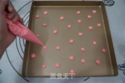 Make Christmas strawberry roll step 5
