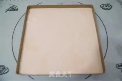 Make Christmas strawberry roll step 8