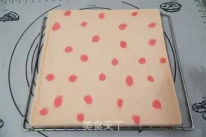 Make Christmas strawberry roll step 10