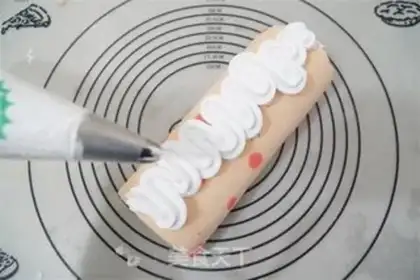Make Christmas strawberry roll step 15
