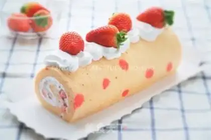 Make Christmas strawberry roll step 16
