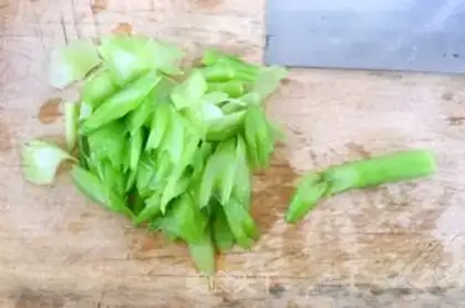 Make Celery lily shrimp step 1