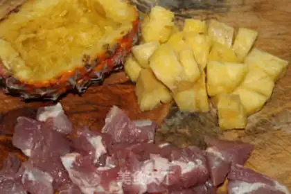 Make Old pineapple meat step 1