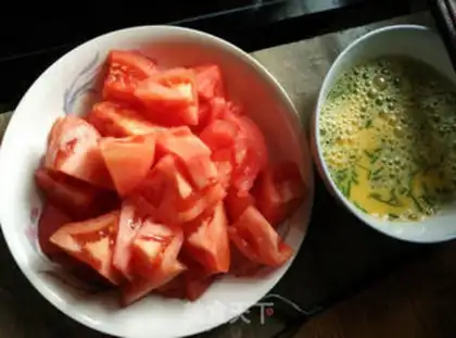 Make Tomato fried eggs step 1