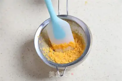 Make Egg yolk pizza step 1